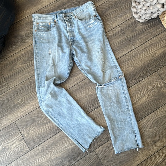 Distressed Levi’s 501 faded blue denim jeans size 31 - Picture 2 of 15